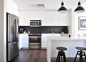Biela kuchyňa - čierne nábytkové úchyty - zistite, ako ich navzájom elegantne skombinovať!