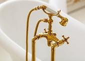 Zlaté armatúry v kúpeľni - nápad pre štýlový interiér