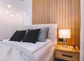 Moderná spálňa - poradíme, ako do nej vybrať moderný nočný stolík