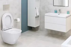 Malé WC v paneláku bez pocitu stiesnenosti