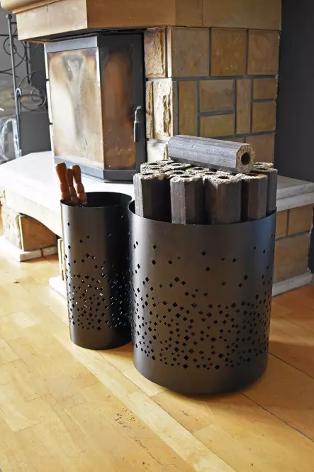 Stojan ku krbu na drevo KS-17 čierny