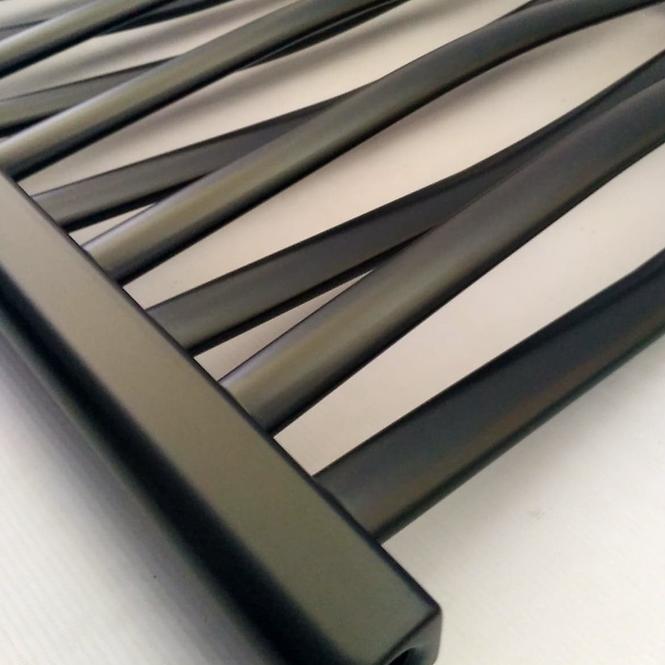 Kúpeľňový radiátor Łezka 3D Ł3D 12/40 čierna 675x440 mm,5