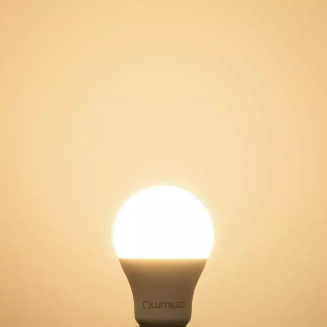Žiarovka Lumiled A60 8W 830 E27 806lm 3000K