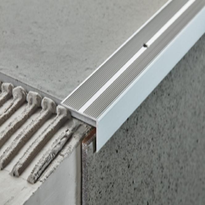Schodiskový profil s drážkou LSSR 42x22 mm 1,0m strieborný