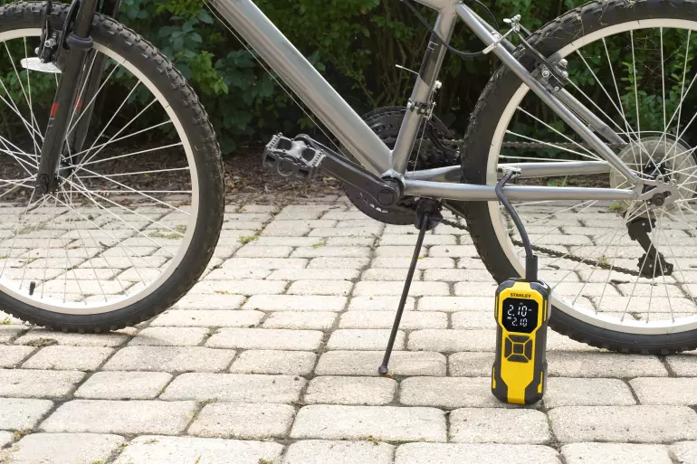 Stanley Akumulátorový Mini kompresor 12V 10 bar