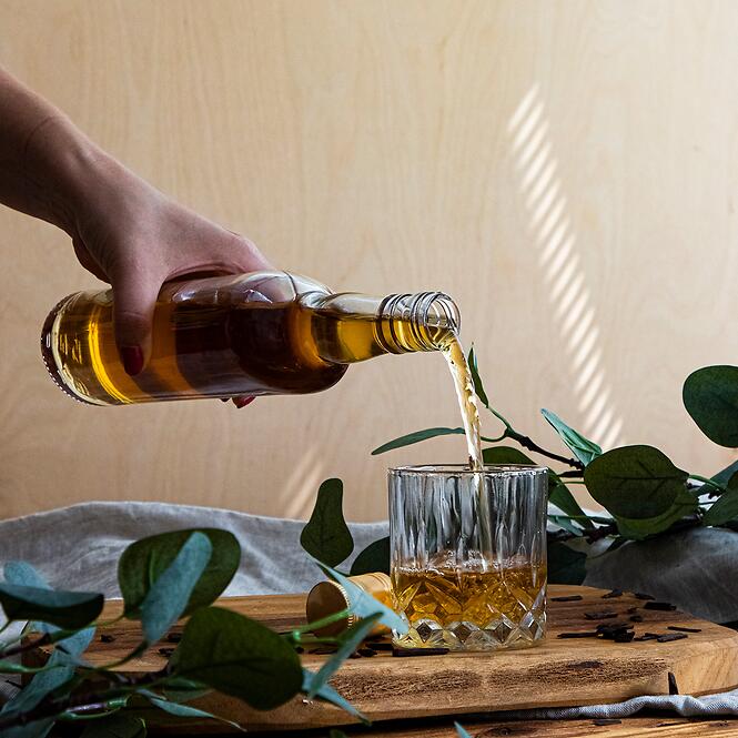 Fľaša na whisky 500 ml s uzáverom na závit