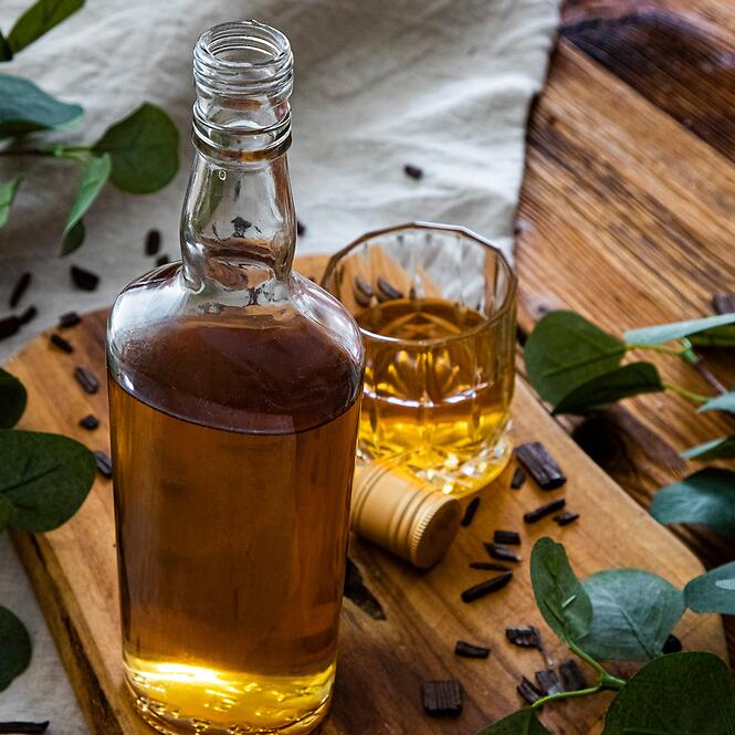 Fľaša na whisky 500 ml s uzáverom na závit