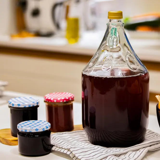 Demižón dama 5 l bez košíka s uzáverom na závit,5