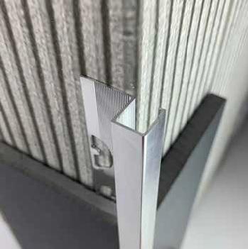 Hranový profil štvorcový hliník Anoda Silver Chromed 2500/27/10 mm