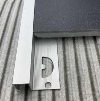 Hranový profil štvorcový hliník Anod Silver Satinated 2500/27/10 mm
