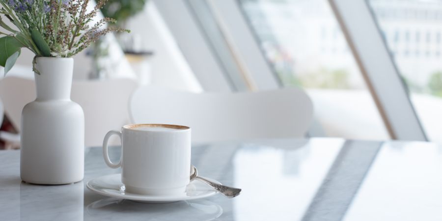 Ako zariadiť kávový kútik v modernej obývačke?