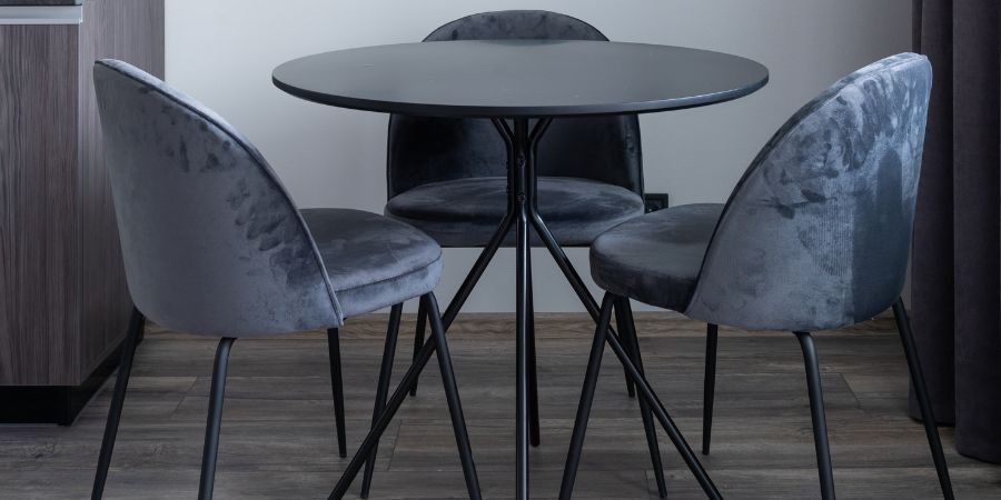 Pohodlné sedáky čalúnených stoličiek – stoličky ku stolu, ktoré si určite zamilujete