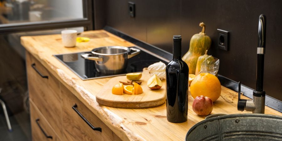 Povrchová úprava - drevená kuchynská doska, ako ju zrenovovať?