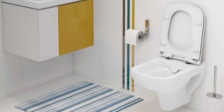 Malé umývadlo, kompaktné WC a praktická sanitárna keramika
