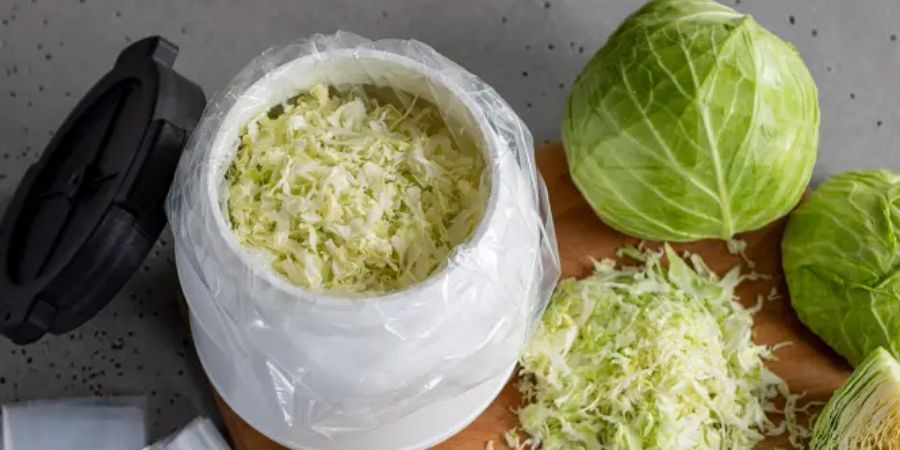 Tesnosť suda a zaťaženie kapusty - podmienky správneho kvasenia kapusty