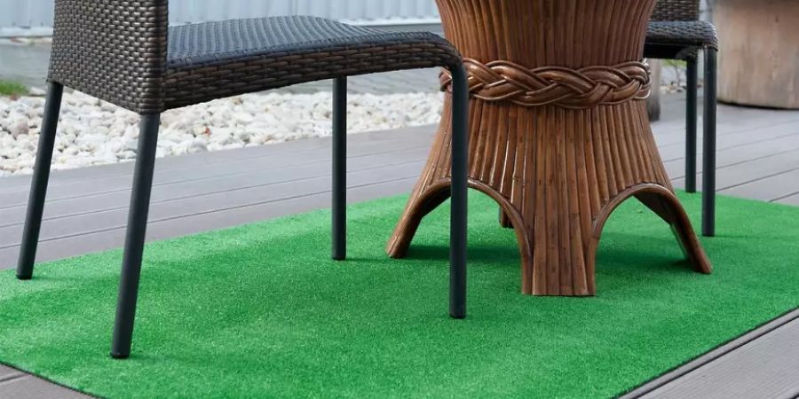 Čím sa vyznačuje syntetický koberec a kedy zvoliť prírodný koberec na balkón? Materiál koberca