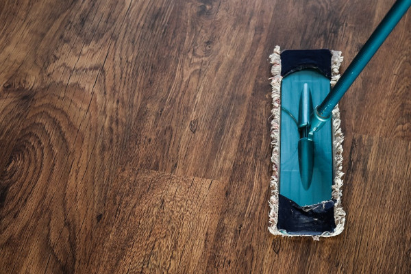 Môže sa drevená podlaha čistiť parným mopom?